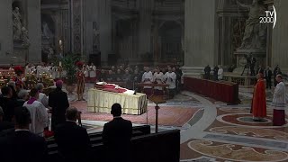 Benedetto XVI traslazione e rito arrivo salma del Papa emerito nella Basilica vaticana [upl. by Chretien]