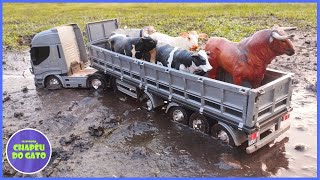 FAZENDA DE BRINQUEDO Caminhão Boiadeiro Atolado na Lama – Um Desafio Incrível [upl. by Sisile]