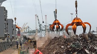 PEINER SMAG MOTOR ORANGE PEEL GRAB for unloading Scrap from Ship [upl. by Chrisman]