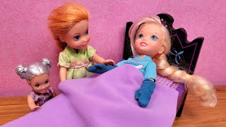 Little Elsa is sick  Elsa amp Anna toddlers  bedtime stories  cough  sore throat [upl. by Ragde414]