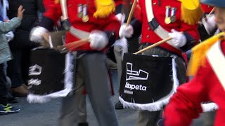 Casi 5000 niños protagonizan la tradicional Tamborrada infantil del día de San Sebastián [upl. by Nnyltak]