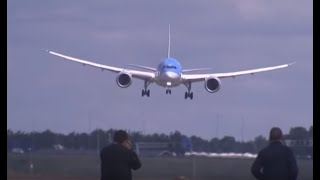 Piloot Dreamliner haalt grapje uit vliegtuigspotters in paniek [upl. by Jere]