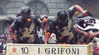 Battaglia arance I Grifoni e Morte  Carnevale Ivrea 2016 [upl. by Hennahane]