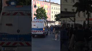 Fußgänger ignorieren Polizei in Berlin polizei berlin blaulicht einsatzfahrt 1mai [upl. by Suzann]