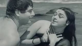 Yeh Kaun Hain Jiske  Asha Bhosle Mahendra Kapoor Aurat Song [upl. by Aticilef]