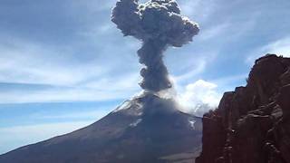 explosión con fumarola de popocatepetl 20 noviembre 2011 [upl. by Eelymmij408]