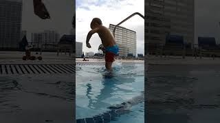 Милый ребенок улыбается Видео в бассейне funny funnybaby kids funnyclips cruiseship cruise [upl. by Norret]