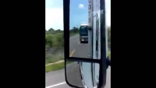 CHOFER DE TRAILERS GRABA A UN AUTOBUS QUE NO LO PODIA ARREBASAR Y POR POCO CAUSA UN ACCIDENTE [upl. by Yeung224]