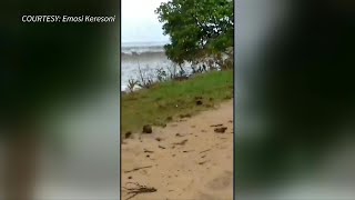 Habitantes de Tonga huyen del tsunami tras la erupción del volcán  AFP [upl. by Par]