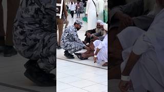 हरम शरीफ की पुलिस उमराह करने आये बुजुर्ग के पैर दबाते हुए Makka Saudi Arabia umrah shorts [upl. by Eilarol]