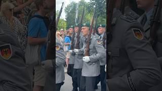 Regimentsgruß  Ausmarsch des Wachbataillons 🇩🇪🦅bundeswehr soldaten militär parade marsch [upl. by Yllehs]