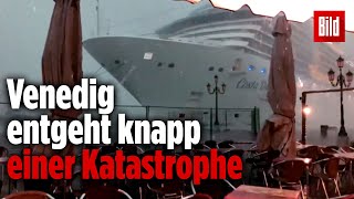 Kreuzfahrtschiff gerät bei schwerem Gewitter außer Kontrolle [upl. by Anahir511]