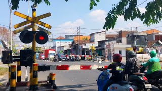 RAILWAY CROSSING KAPASARI  Perlintasan Kereta Api Percabangan Surabaya Kota [upl. by Nahpos]