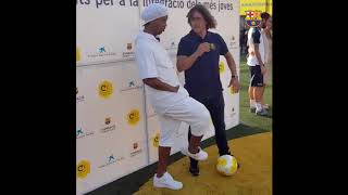 Ronaldinho dá caneta em Puyol  Ronaldinho put the ball between Carles Puyols legs [upl. by Elreath]