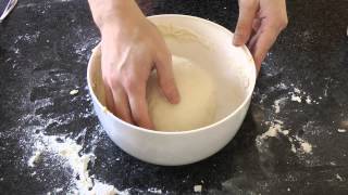 Zelf heerlijk pizzadeeg maken recept voor beginners [upl. by Gargan]