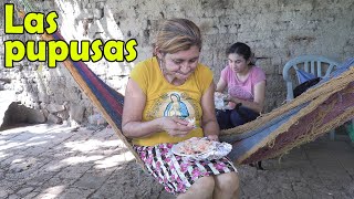 Doña Gerarda comiendo pupusas  Ediciones Mendoza [upl. by Ditter]