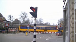 Spoorwegovergang NaardenBussum  Dutch railroad crossing [upl. by Fishback]