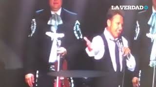 Luis Miguel se enoja y hace señas en el escenario en plena presentación [upl. by Dahraf]