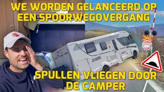 WE WORDEN GELANCEERD OP EEN SPOORWEGOVERGANG SPULLEN VLIEGEN DOOR DE CAMPER 242 [upl. by Hennessy]