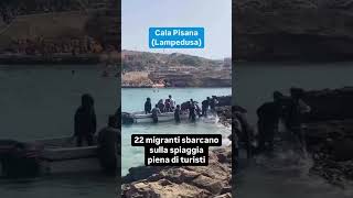 Lampedusa 22 migranti sbarcano sulla spiaggia piena di turisti [upl. by Juakn]