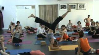 Jivamukti yogaloft München Petros erklärt Unterarmstand  Pincha Mayurasana [upl. by Ynos]