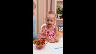 الطريقة النظيفة لإزالة قمم الفراولة حيلة الطعام النهائية 😍🍓 [upl. by Aicinat827]