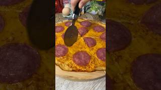 Keto pizza z serka wiejskiego Pizza bez mąki keto ketopizza [upl. by Bogart973]