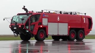 海上自衛隊小月航空基地祭スウェルフェスタ2016 消防車放水展示 Oshkosh fire truck Striker [upl. by Netty964]