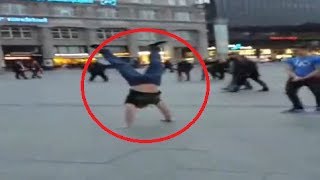 Junge macht Handstand auf Kölner Domplatte [upl. by Aubyn930]