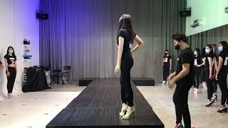 Solo  Learn catwalk  Modeling  Runway walk  How to walk [upl. by Pironi65]