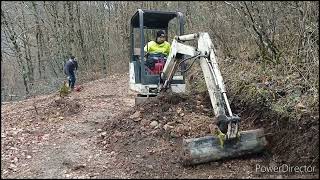 Rifacimento strada di monte allargamento rimozioni con Miniescavatore Bobcat 320 16q Parte 1 [upl. by Leatri]