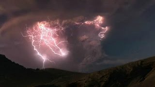 Imagens mostram ‘chuva de raios’ em nuvens carregadas de eletricidade sobre vulcão [upl. by Aydiv]