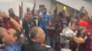 AO VIVO FESTA DO TÍTULO NO VESTIÁRIO  FLAMENGO TRI CAMPEÃO DA LIBERTADORES [upl. by Hsotnas]