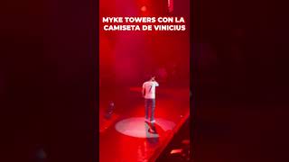 MYKE TOWERS en su concierto con la camiseta del REAL MADRID de VINICIUS [upl. by Noda]