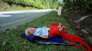 A 17yearold single mother saved her 3monthold baby abandoned on the street [upl. by Aubin]