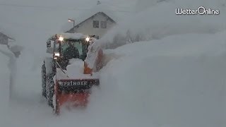 Schneechaos in Österreich  Vielfach kein Durchkommen mehr [upl. by Anayik]