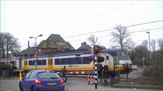 Spoorwegovergang NaardenBussum  Dutch railroad crossing [upl. by Akenahs764]