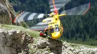 SOS EMERGENZA  Elisoccorso in montagna il pilota sfiora il suolo per il recupero [upl. by Enytsirk598]