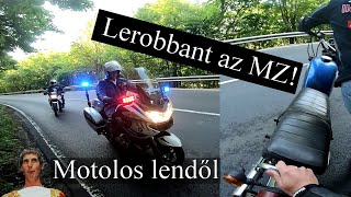 Motoros rendőrök megállnak segíteni az MZs csajnak [upl. by Winthorpe]