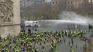 ChampsÉlysées affrontements entre policiers et quotgilets jaunesquot [upl. by Drwde]