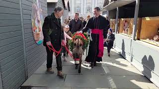 Palmeselumzug Vom Ostermarkt am Neuen Platz zur Palmweihe bei der Klagenfurter Domkirche [upl. by Greenwood]