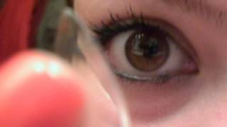 Come rimuovere le lenti a contatto  How to remove contact lenses [upl. by Selie]