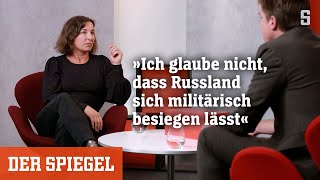 Juli Zeh im »Spitzengespräch« »Ich glaube nicht dass Russland sich militärisch besiegen lässt« [upl. by Ocsecnarf651]