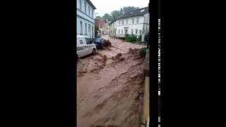 Unglaublich Schlammwassermassen rauschen durch HochstättenKreuznach [upl. by Ylrebmic]