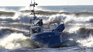 📛 BIGWAVES ENTRÉE ET SORTIE TRÈS RISQUÉES POUR LES MARINS PÊCHEURS DANS LA PASSE DE CAPBRETON 🥶 [upl. by Radnaxela]