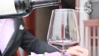 Consejos para servir una copa de vino tinto  Humberto Gutiérrez [upl. by Assili]