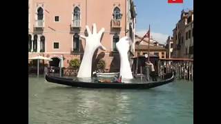 Une sculpture géante contre le réchauffement climatique à Venise [upl. by Osicran]