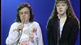 Henrietta and Merna Cant Sing  Go Tell It On The Mountain [upl. by Babs]