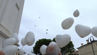 Saonara dopo il funerale di Giulia Cecchettin liberano in aria palloncini bianchi [upl. by Engleman]