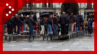 Maltempo acqua alta a Venezia Piazza San Marco comincia ad allagarsi [upl. by Murton]